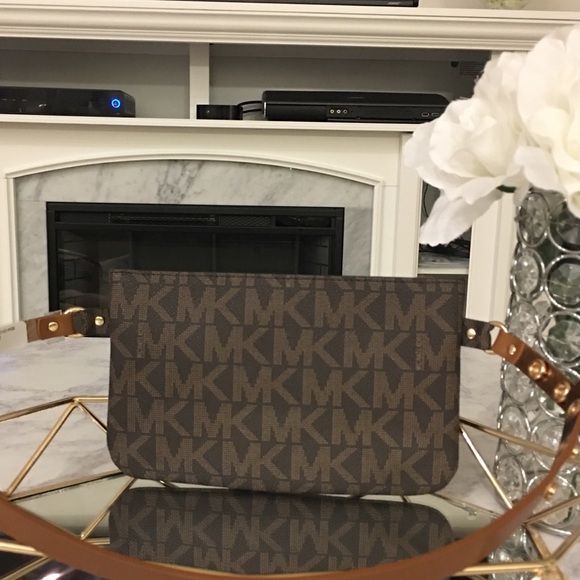 🆕 Michael Kors Belt Bag with Pull Chain - Picture 2 of 3